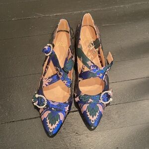 Chic JCREW Blue and Pink Flats with Strappy Design
SIZE 9.5 pristine condition